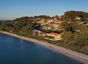 Beach nearby - Cossies at Corlette  Stunning views & Beach access (Corlette)