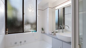 Bathtub - Harbourside, 4/3-7 Soldiers Point Road - ground floor on the waterfront (Soldiers Point)