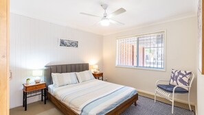 3 bedrooms, iron/ironing board - 2/10 Catalina Close - Walk to Shoal Bay Beach (Nelson Bay)