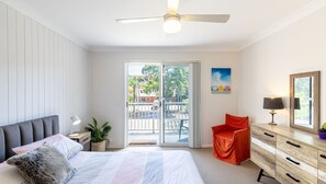 3 bedrooms, iron/ironing board - 2/10 Catalina Close - Walk to Shoal Bay Beach (Nelson Bay)