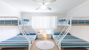 3 bedrooms, iron/ironing board - 2/10 Catalina Close - Walk to Shoal Bay Beach (Nelson Bay)