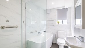 Bathtub - Yarramundi, 4,47 Magnus Street - air conditioned unit with air con, wi-fi, water views and close to town (Nelson Bay)