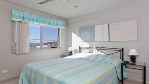 3 habitaciones, tabla de planchar con plancha y cuna de viaje