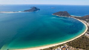Beach nearby - Adriana, 9/83 Ronald Avenue - fabulous views & aircon (Shoal Bay)