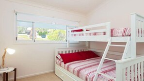 2 bedrooms, iron/ironing board, free WiFi - Castaways, 36 Cromarty Road - Beachfront house (Soldiers Point)