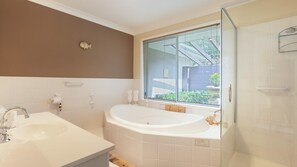 Bathtub, jetted tub, hair dryer - Serenity, 7 Mulloway Place - Peaceful house with air con Netflix & WIFI (Corlette)