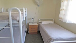 2 chambres, fer et planche Ă repasser