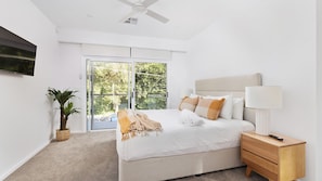 4 habitaciones, tabla de planchar con plancha y cuna de viaje 