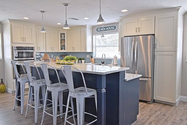 Een koelkast, een magnetron, een oven, een kookplaat