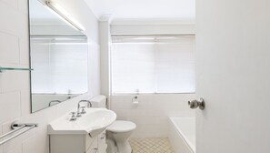 Bathtub - Adriana, 4/83 Ronald Avenue - open plan living with backyard (Shoal Bay)