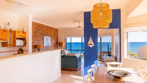 Ocean Views, 4 Ocean Street - Absolute Waterfront Retreat at Fishermans Bay
