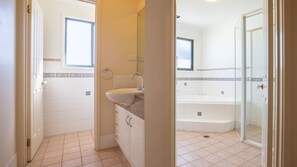 Shower, jetted bath - Ocean Views, 4 Ocean Street - Absolute Waterfront Retreat at Fishermans Bay (Fishermans Bay)