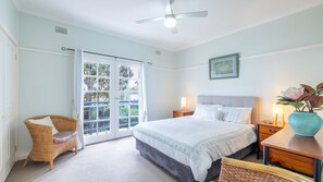 3 bedrooms, iron/ironing board, free WiFi - Mon Reve 4A Tallean Road  three bedroom property with Wi-Fi, air conditioning (Nelson Bay)