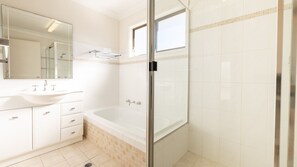 Bathtub - The Verandah, 9 Hanson Avenue - fantastic child friendly home (Anna Bay)
