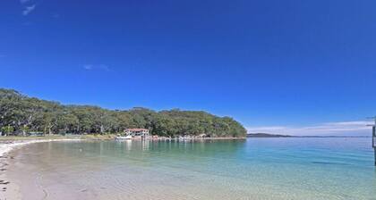 Intrepid, 10/3 Intrepid Close - water views over Shoal Bay Beach