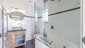 Combined shower/bathtub - Blue Vista,9,13 Victoria Parade - Studio with stunning water views and air conditioning (Nelson Bay)