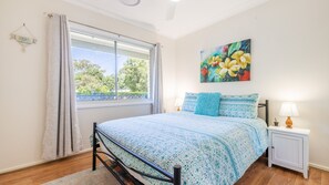 3 bedrooms, iron/ironing board - Cuddles Cottage, 4 Christmas Bush Avenue - air conditioned holiday house, 400 metres to Dutchies beach (Nelson Bay)