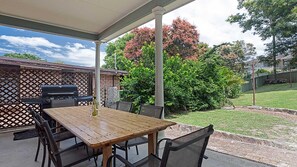 Outdoor dining - Cuddles Cottage, 4 Christmas Bush Avenue - air conditioned holiday house, 400 metres to Dutchies beach (Nelson Bay)
