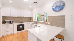 Fridge, microwave, oven, stovetop - Cuddles Cottage, 4 Christmas Bush Avenue - air conditioned holiday house, 400 metres to Dutchies beach (Nelson Bay)