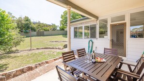 Outdoor dining - Cuddles Cottage, 4 Christmas Bush Avenue - air conditioned holiday house, 400 metres to Dutchies beach (Nelson Bay)