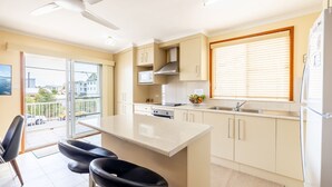 Una cocina moderna con una isla grande, microondas y refrigerador.