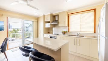 Køleskab, mikrobølgeovn, ovn, kogeplade