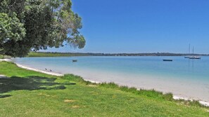On the beach - Casa Martins, 219 Foreshore Drive - Absolute Waterfront House (Salamander Bay)