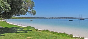 'Casa Martins', 219 Foreshore Drive - Absolute Waterfront House