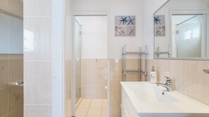 Shower - Casa Martins, 219 Foreshore Drive - Absolute Waterfront House (Salamander Bay)