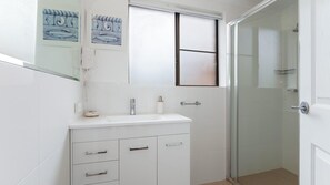 Shower - Sailfish, 4,46 Magnus Street- Unit with water views and close to town (Nelson Bay)
