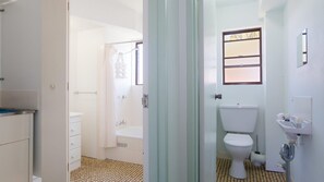 Combined shower/tub - Commodore, 9/6 Intrepid Close - SO CLOSE TO THE WATERS EDGE (Nelson Bay)