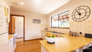 Fridge, microwave, oven, stovetop - 41 Leonard Avenue - boat parking & aircon (Shoal Bay)