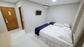 Kolmen hengen huone, tupakointi kielletty | Minibaari, työpöytä, äänieristys, ilmainen Wi-Fi