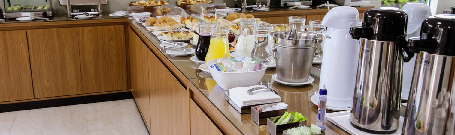 Café da manhã com buffet grátis todos os dias