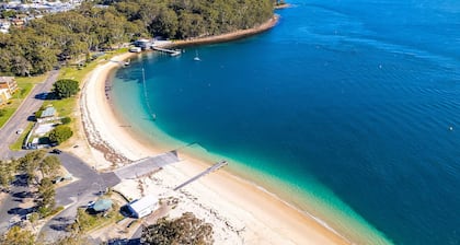 Intrepid, 1/3 Intrepid Close - Amazing views of Shoal Bay, only 100m from the Beach