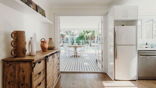 The Beach House, 25 Tomaree Road - fantastic house with pool, linen