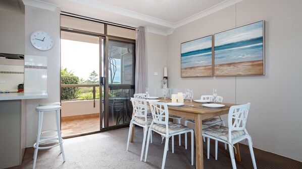 Dining - The Commodore, 14, 9-11 Donald Street- Unit in the heart of town with views & free wi-fi (Nelson Bay)