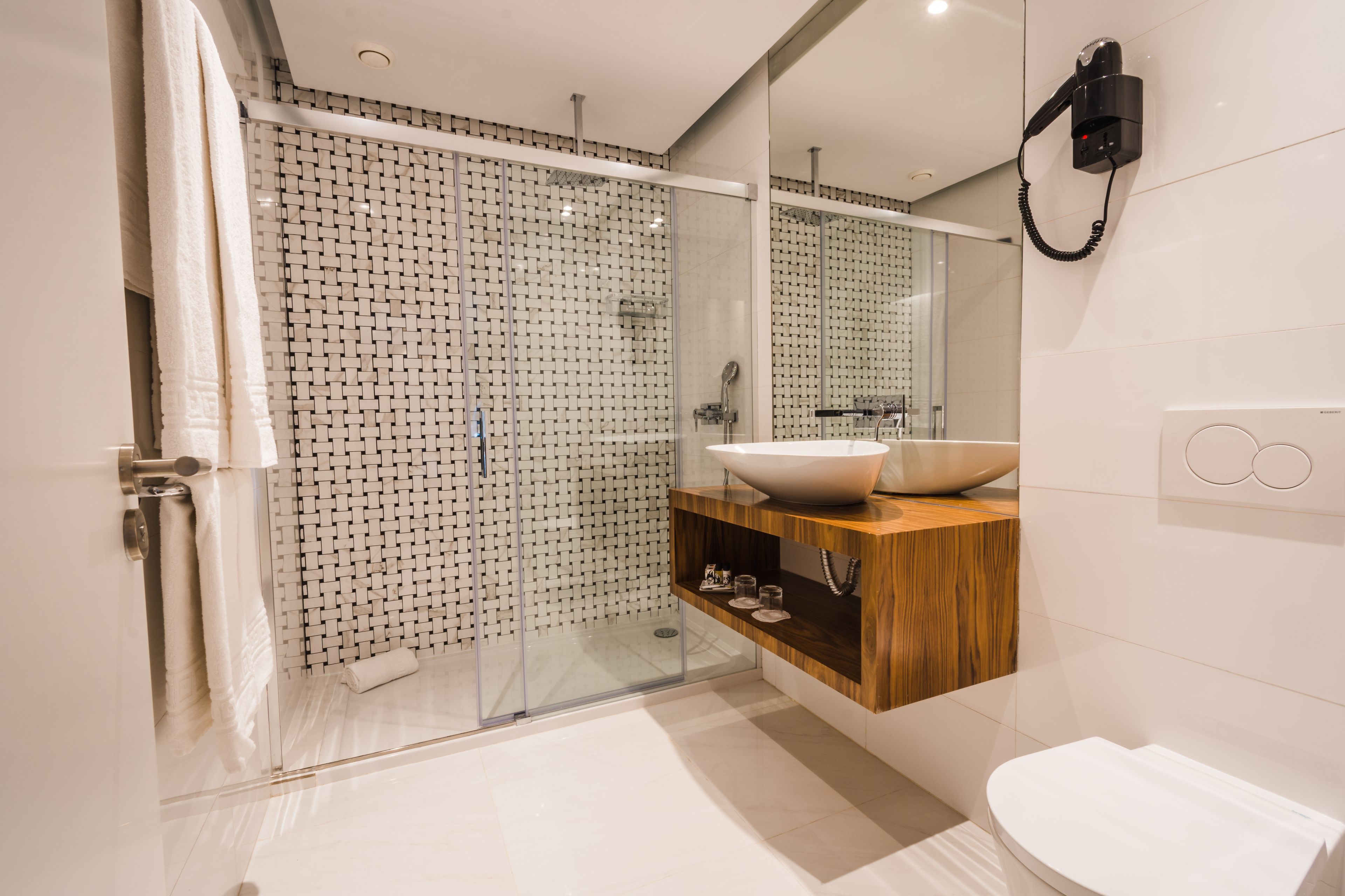 executive double or twin room | bathroom | shower, rainfall showerhead, free toiletries, hair dryer