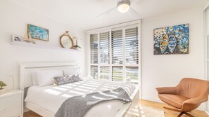 2 bedrooms, iron/ironing board, free WiFi - Villa Ellisa, 4/10 Columbia Close - beautiful unit with beautiful water views at Little Beach (Nelson Bay)