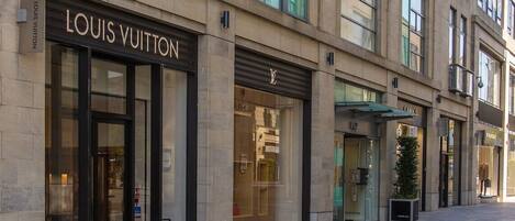 تفاصيل الفندق من الخارج