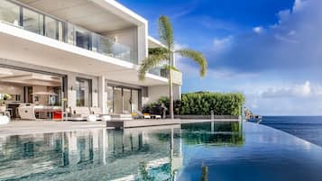 Kolam renang infinity