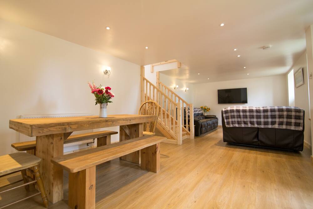 Piglets, modern barn conversion .Nr Tintagel, Padstow, Bude & beach.