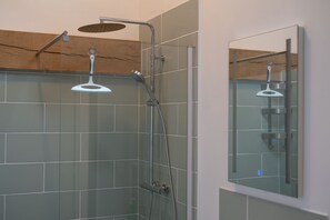 Douche, sèche-cheveux, serviettes fournies, savon