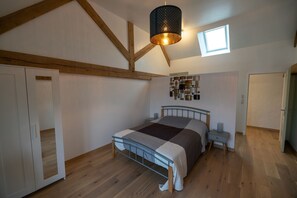 2 bedrooms, iron/ironing board, travel cot, free WiFi