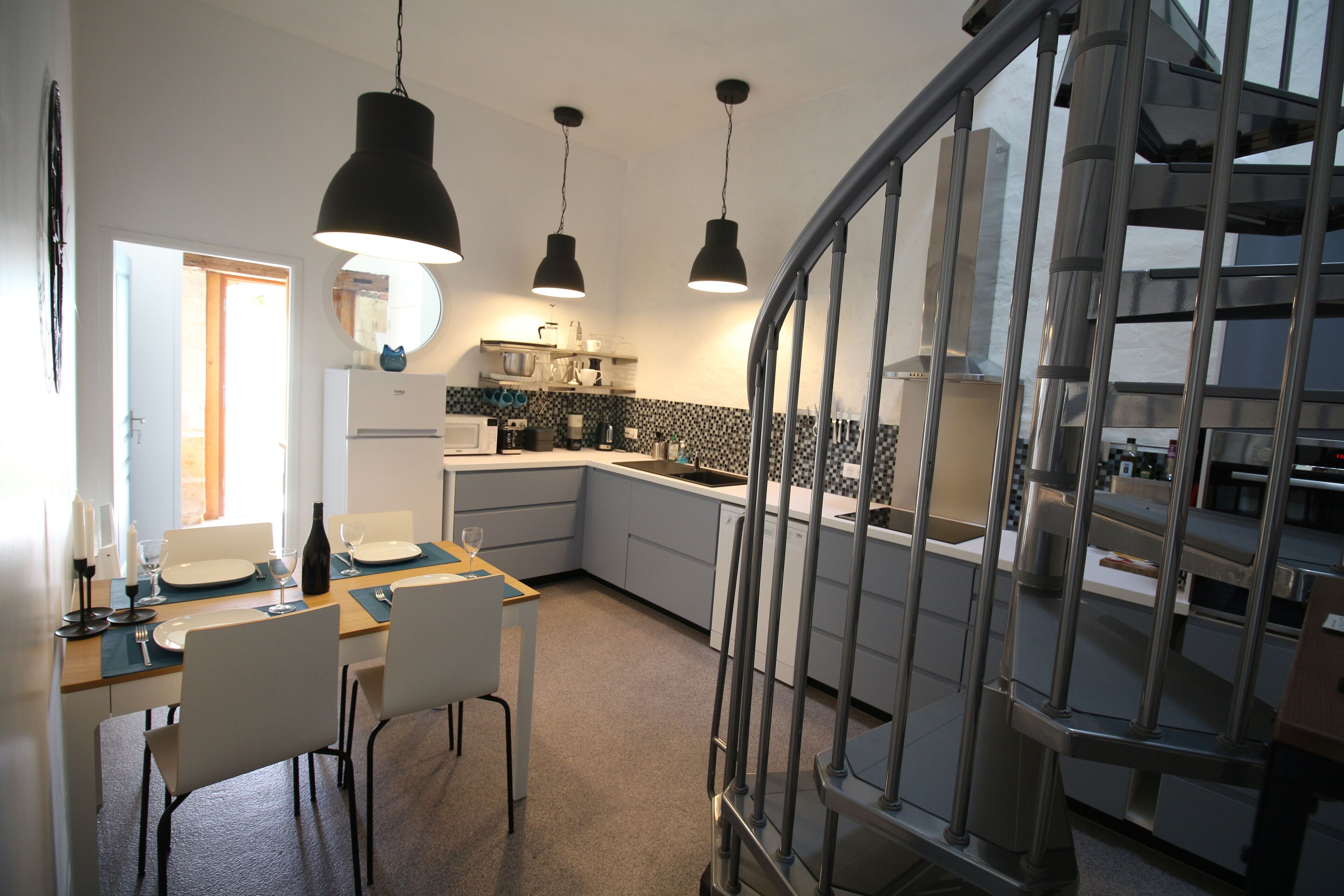 Køleskab, mikrobølgeovn, ovn, kogeplade