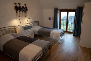 2 habitaciones, tabla de planchar con plancha y cuna de viaje 