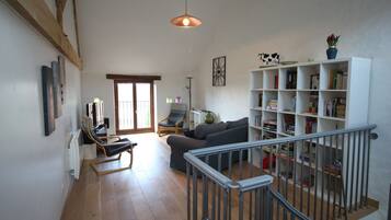 Smart-TV, DVD-Player, Tischtennisplatte, BĂŒcher