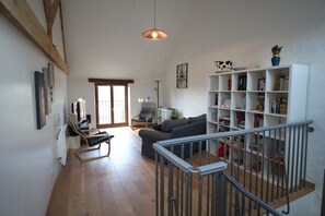 TV connectée, lecteur de DVD, table de tennis de table, livres