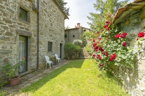 Outdoor dining - Cantina Di Bacco: Charming Cottage, Shared Pool And Valley Views near Florence (Londa)
