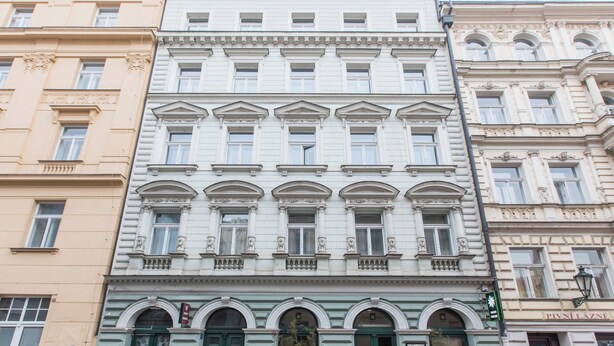 A multi-story building with classical architecture, featuring arched windows and decorative moldings. - Pretty, comfortable apartment (Praga)